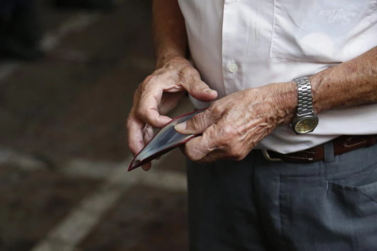Τα τρία εναλλακτικά σενάρια της κυβέρνησης για το «τσεκούρι» στις συντάξεις – Ποιοι χάνουν περισσότερο και ποιοι λιγότερο